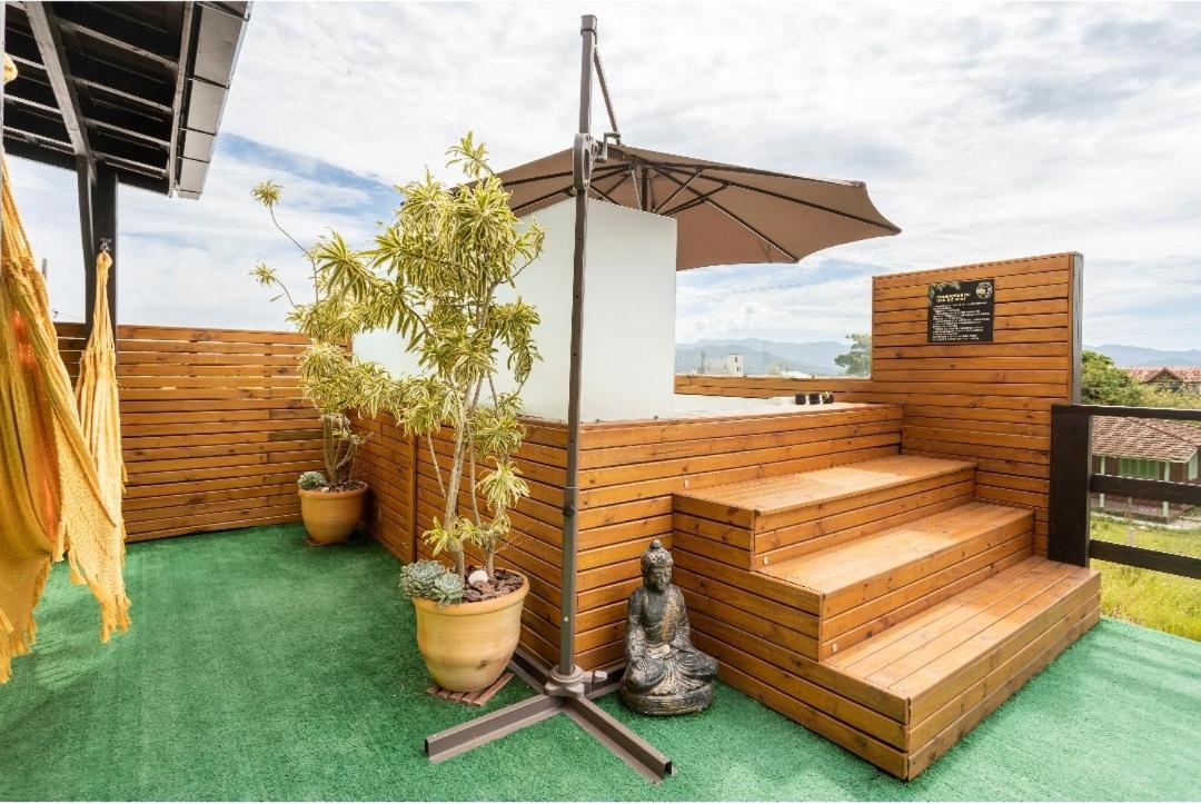 Pousada Container Amarelo Palhoça Стая снимка